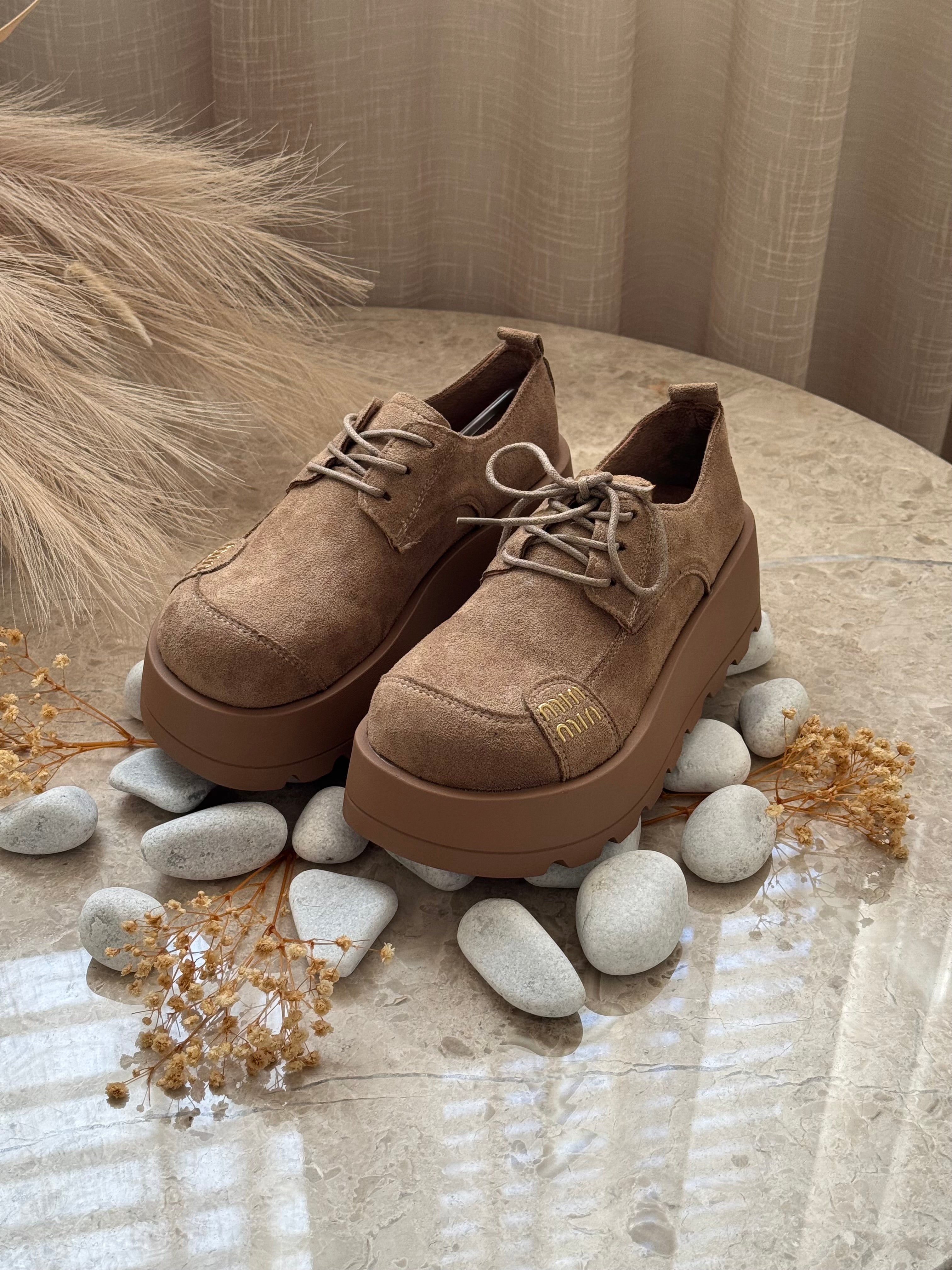 derbies en daim a lacets