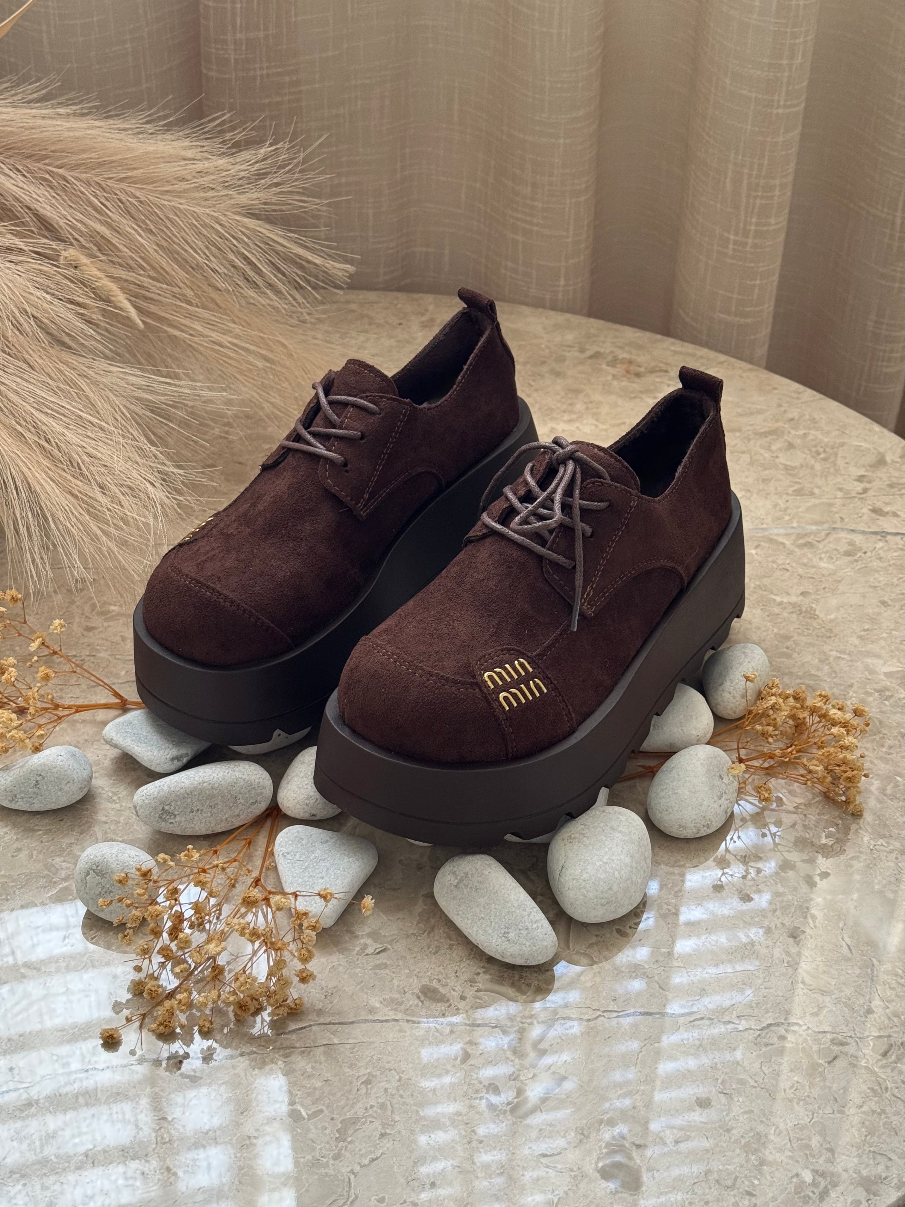 derbies en daim a lacets