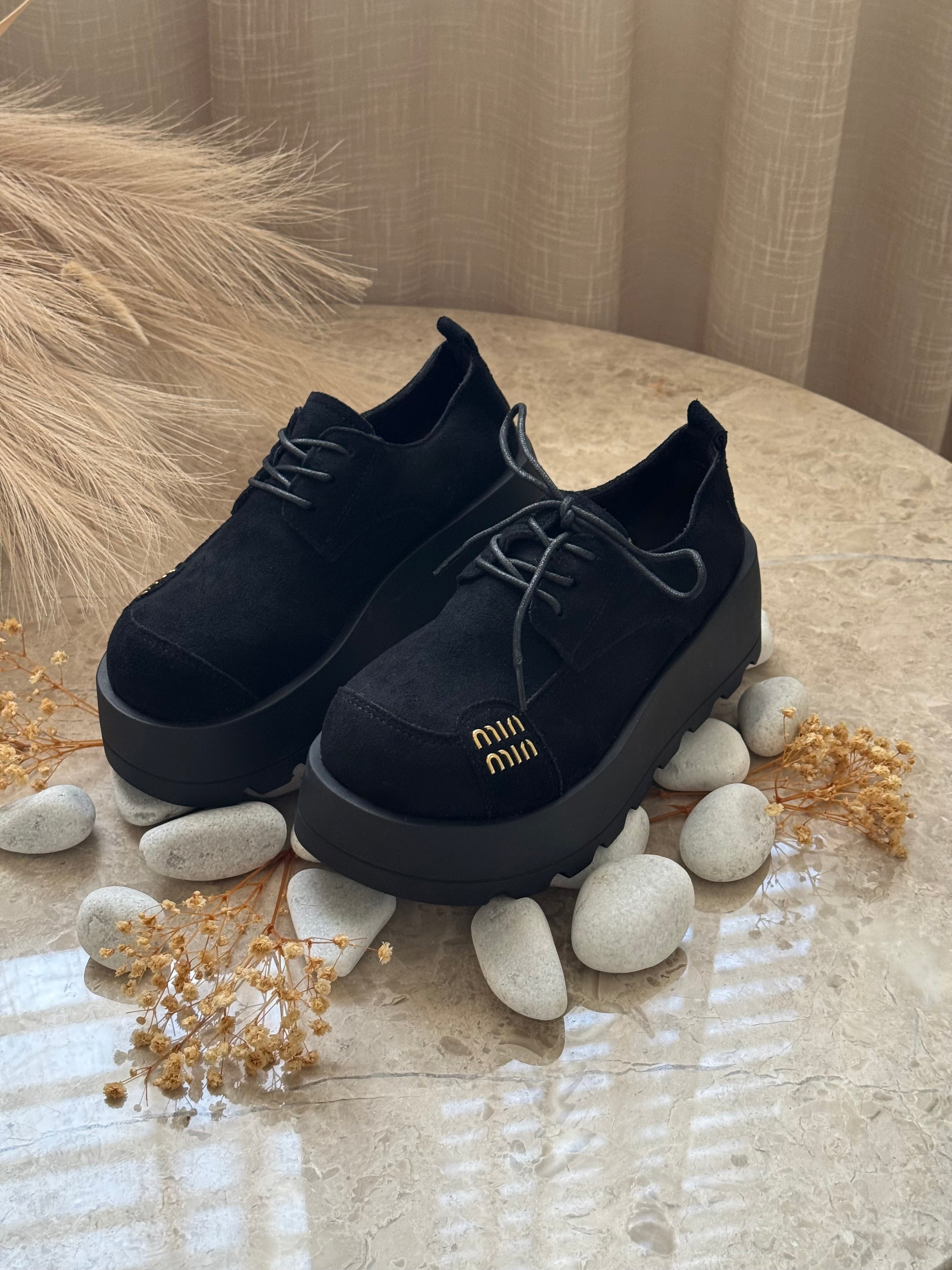 derbies en daim a lacets